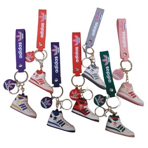 Brelok adidasy