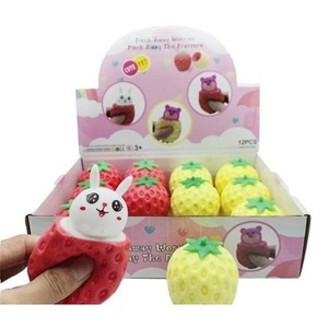 Gniotek królik w truskawce MIX