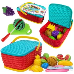 Owoce do krojenia w koszyku piknikowym